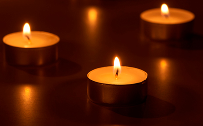 Foto de velas encendidas.