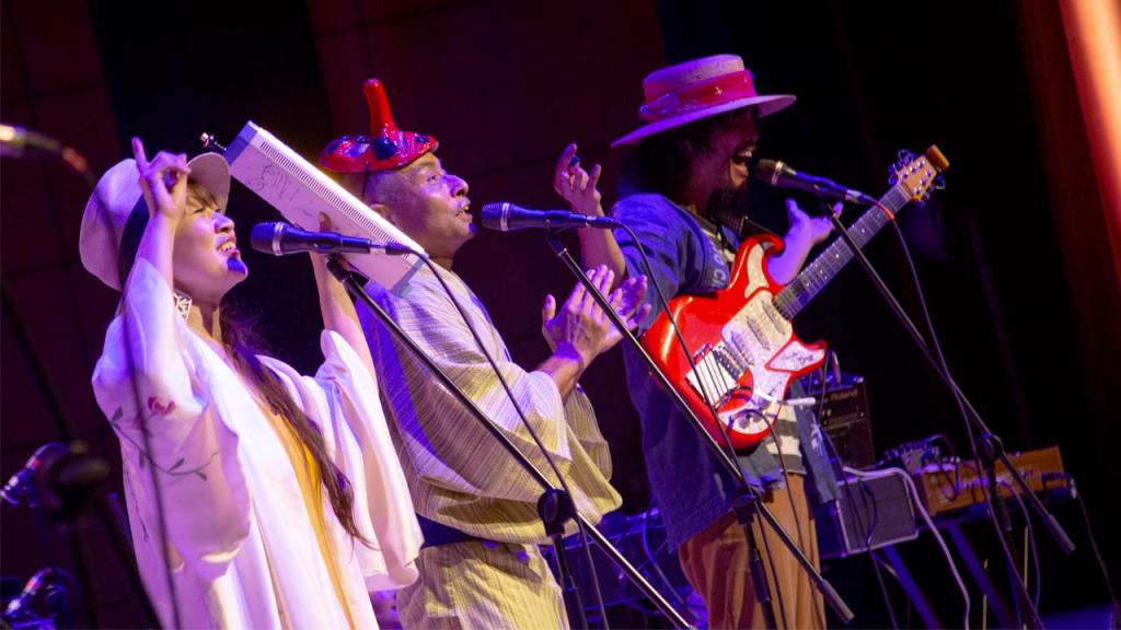 Tres músicos del Japón en tarima
