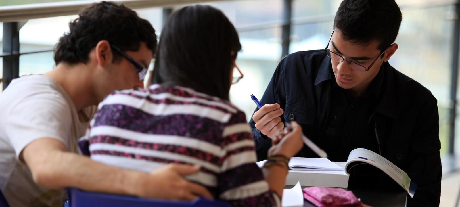 Estudiantes en el Bloque Aulas