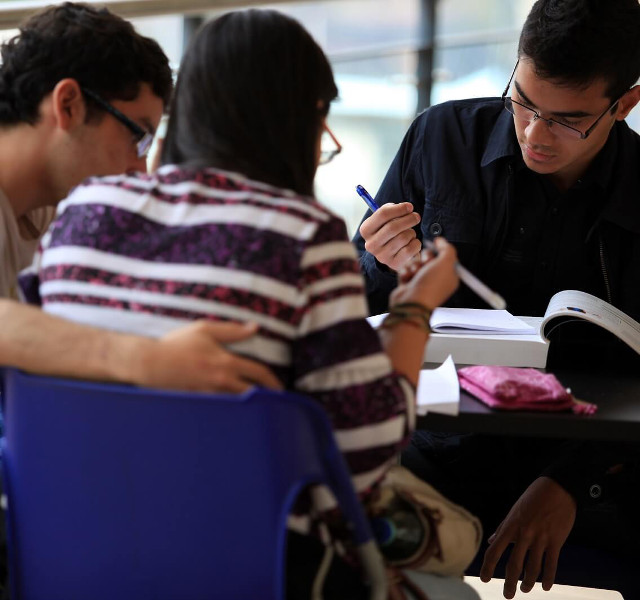 Estudiantes en el Bloque Aulas