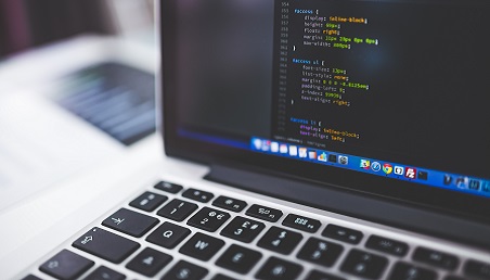 Imagen de un computador con lenguaje de programación