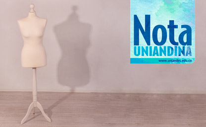 Maniquí a un lado de la pantalla. Al otro lado un aviso de la revista Nota Uniandina.