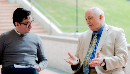 Imagen de Michael S. Moore y el profesor Santiago Amaya.