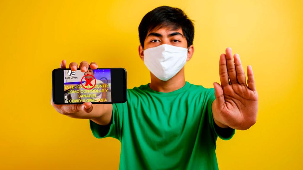 Foto de persona con tapabocas y un celular con una ilustración de COVID-19