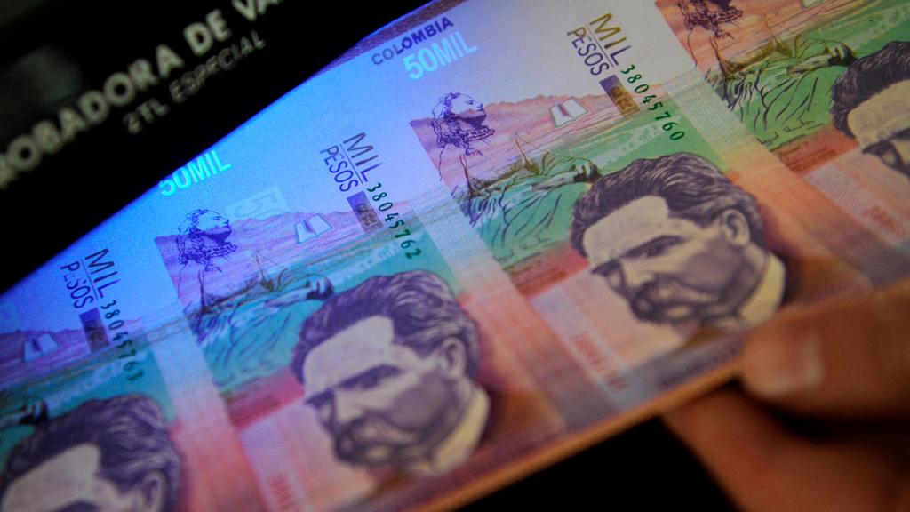 Foto de billetes de 50 mil pesos
