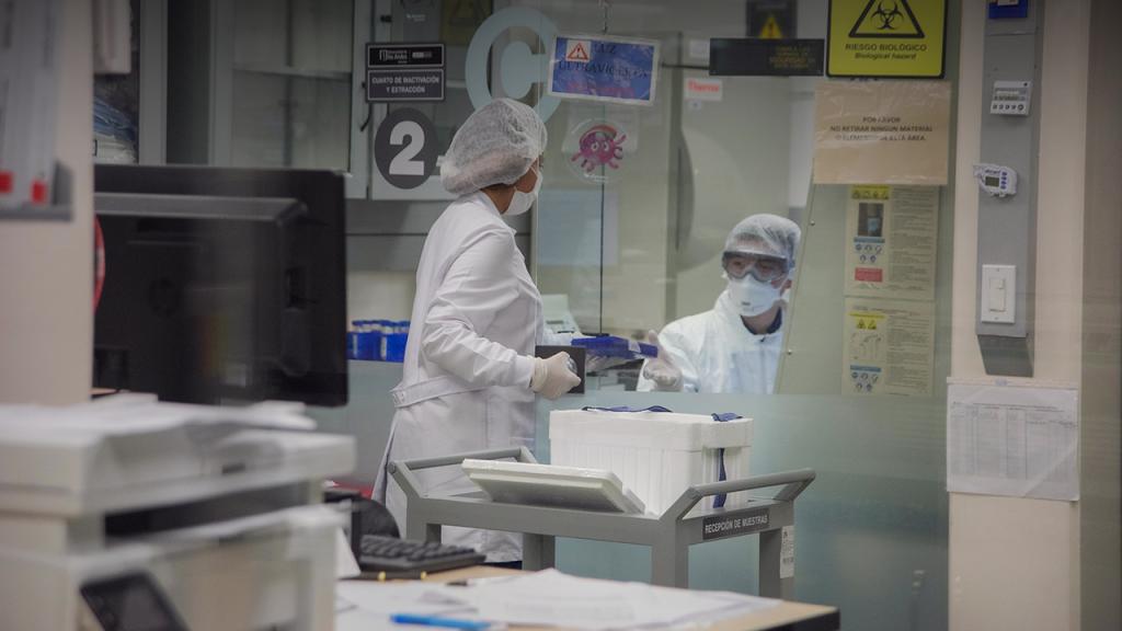 Dos investigadores en un laboratorio