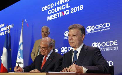 Presidente de Colombia firma adhesión a la OCDE