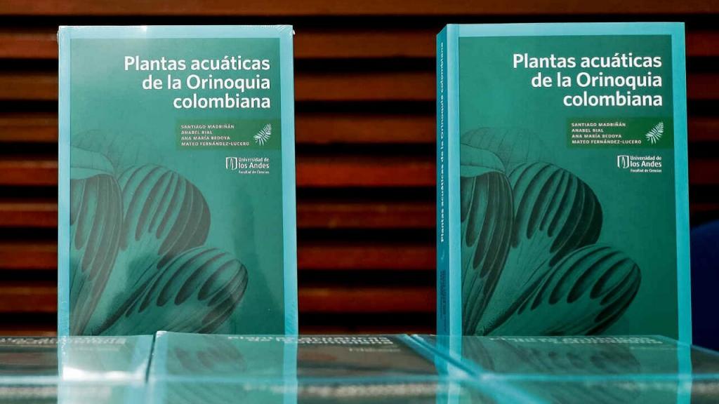 Portada de un libro con plantas ilustradas en la tapa principal.