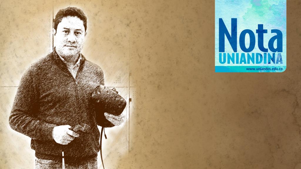 Un hombre sostiene un visualizador 3D en sus manos