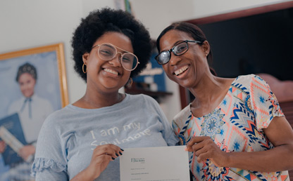 Madre e hija sostienen una carta