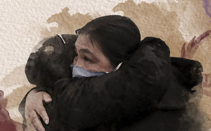 Dos mujeres abrazándose