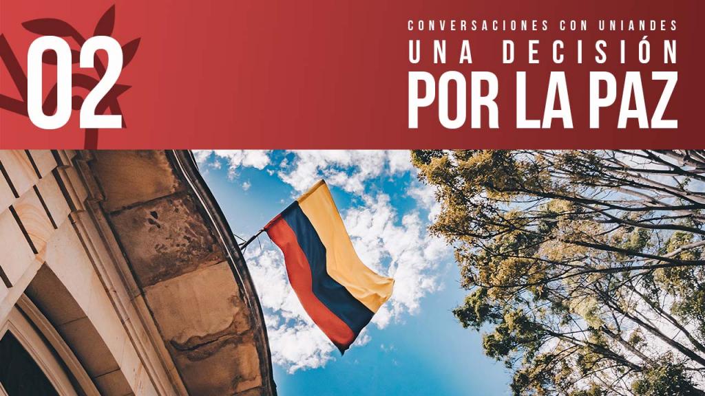 Foto de una bandera de Colombia en un edificio.
