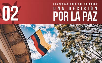 Foto de una bandera de Colombia en un edificio.