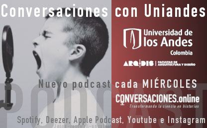 Niño hablando ante un micrófono.