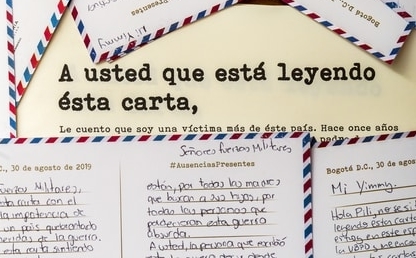 Foto de una carta rodeada de postales para los familiares de los desaparecidos