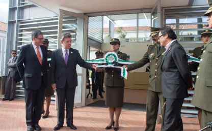imagen donde el presidente de Colombia hace entrega de una estación de policia