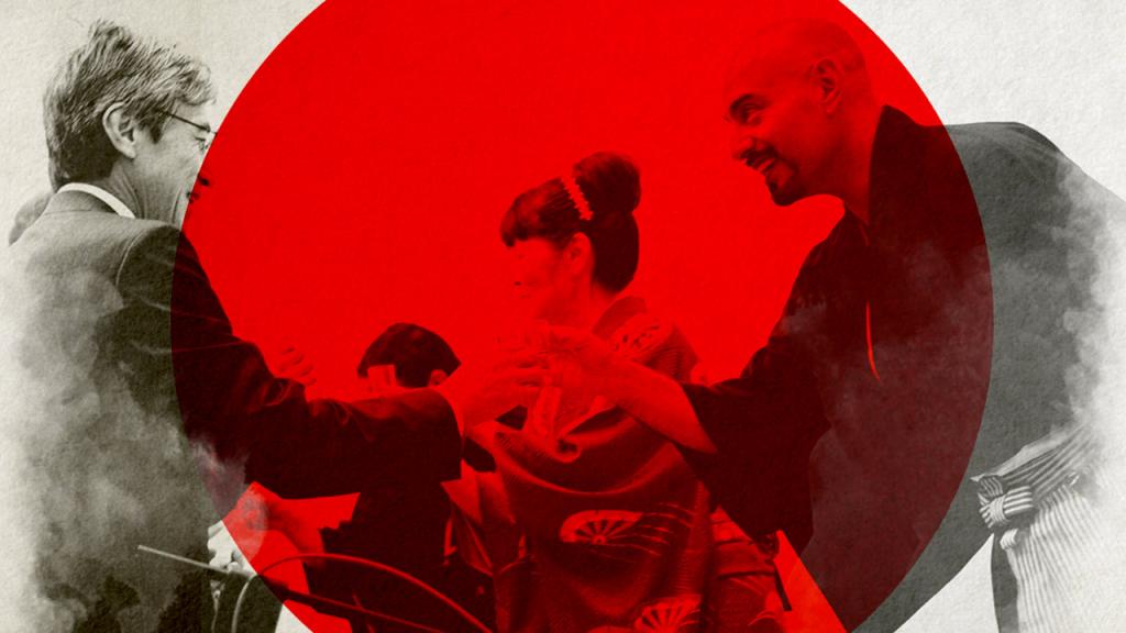 Dos hombres estrechando las manos. De fondo la bandera del Japón.