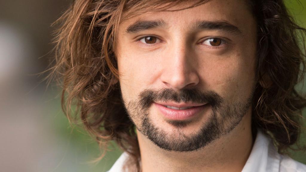 Retrato de un hombre de barba negra y cabello largo.