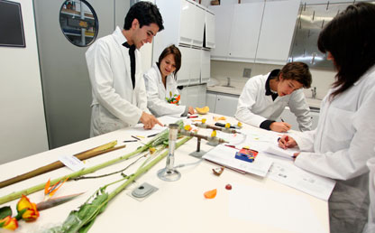 Foto de estudiantes en laboratorio en la Universidad de los Andes