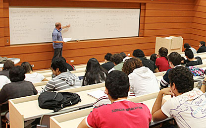 Imagen de un aula de clase, en la Universidad de los Andes.