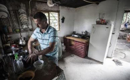 Esposo de Teresa Narváez lava los platos, Armenia