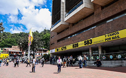 Campaña Transformando Vidas en fachada de edificio Mario Laserna