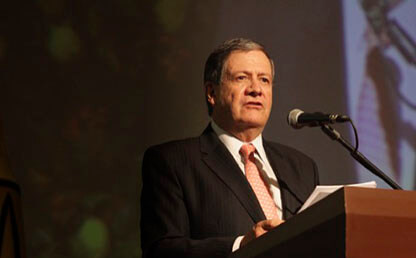 Rector Pablo Navas habla a los graduandos