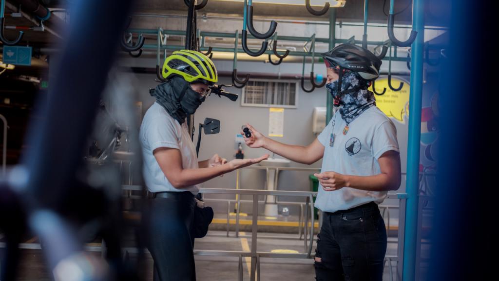 Estudiantes desinfectándose después de llegar en bicicleta