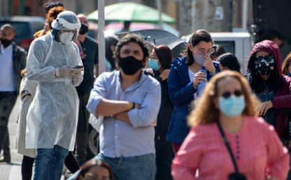 Foto de personas con tapabocas