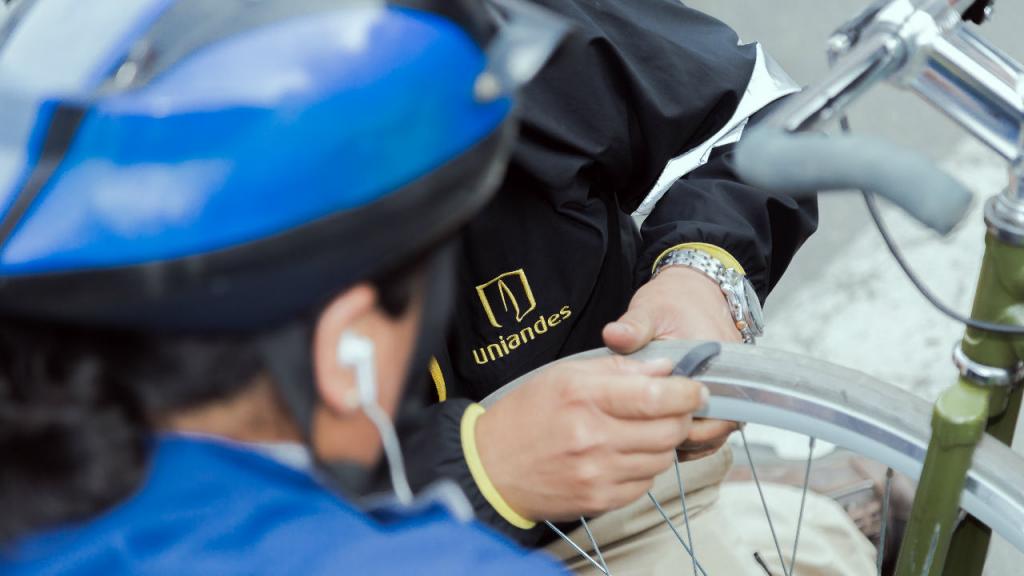 Primer plano de una mano reparando una bicicleta