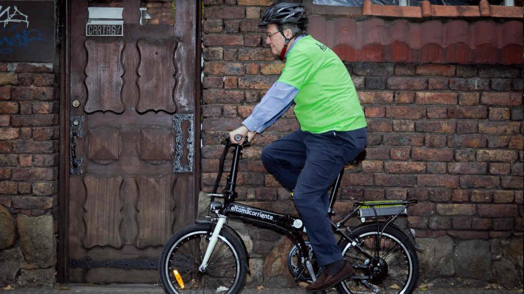 El Rector de la universidad de los Andes montando en bicicleta