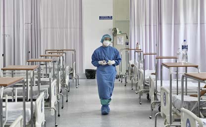Médico camina en medio de varias clínicas hospitalarias Eduardo Behrentz