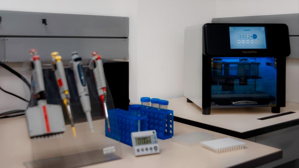 Foto del equipo para extraer material genético de coronavirus