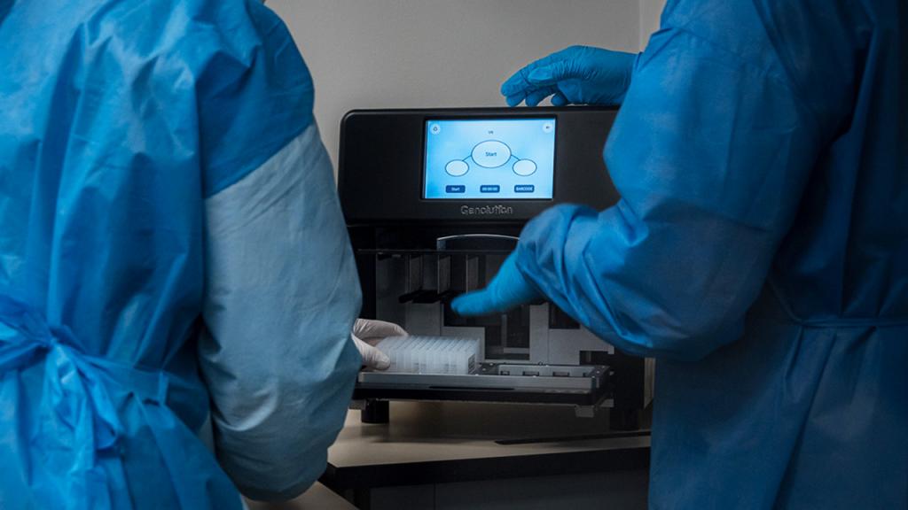 Foto de la máquina de extracción de RNA para análisis de covid-19 Eduardo Behrentz
