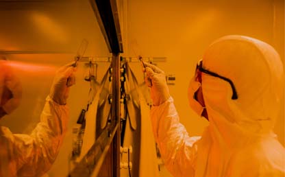 Un hombre protegido con un traje Tyvek trabaja en un laboratorio de Nanotectonlogía