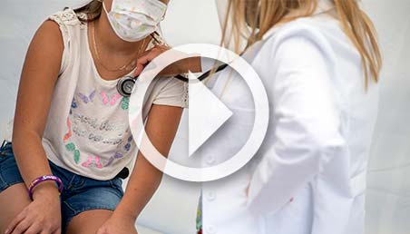 Foto de doctora examinando una paciente con un estetoscopio