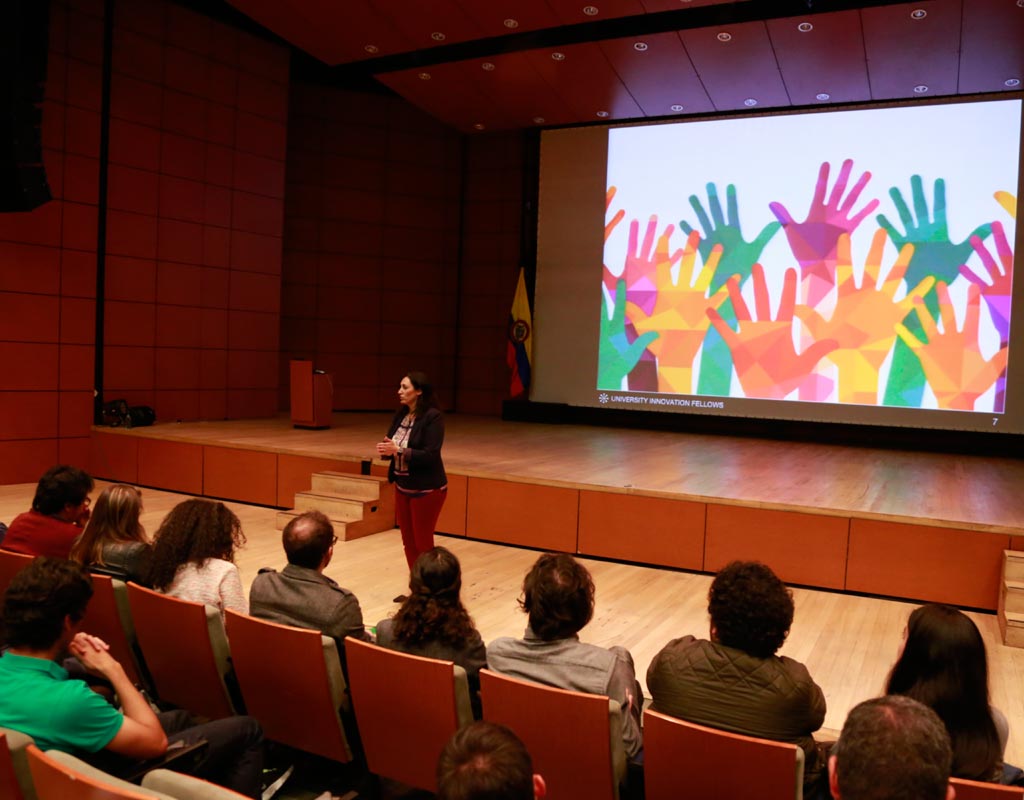 Leticia Britos en conferencia