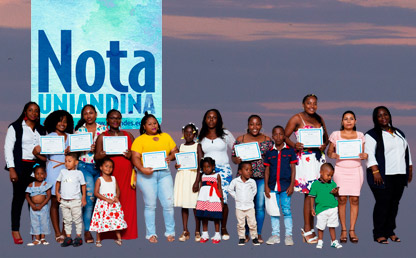 Retrato de madres e hijos afro con un diploma