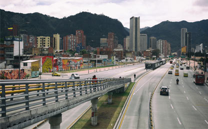 Avenida - Calle 26 y cerros orientales de Bogotá. 