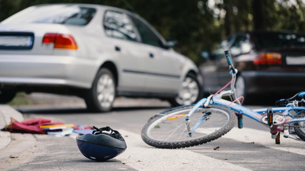 Foto de un accidente entre un automóvil y un ciclista