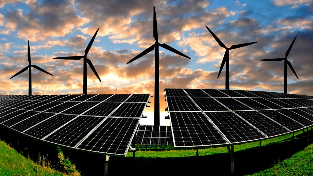 Molinos de vientos y paneles solares en el atardecer