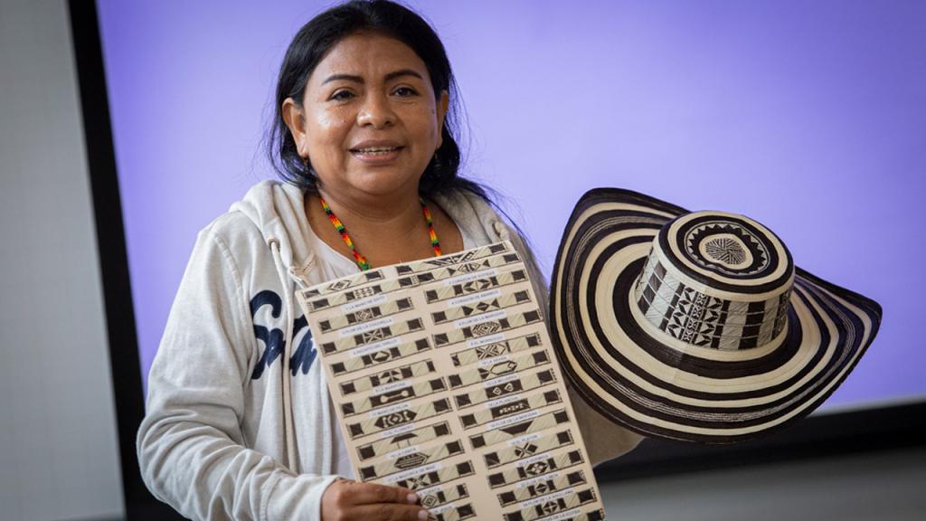 Mujer mostrando un sombrero vueltiao y los tipos de tejido que hay