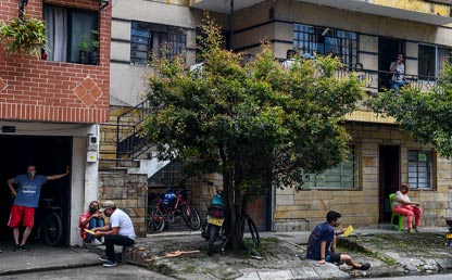 Apartamentos y casa con personas asomadas