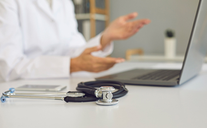 Médico realizando una consulta de telesalud