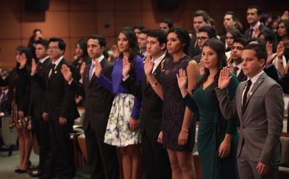 Toma de juramento a los graduandos.