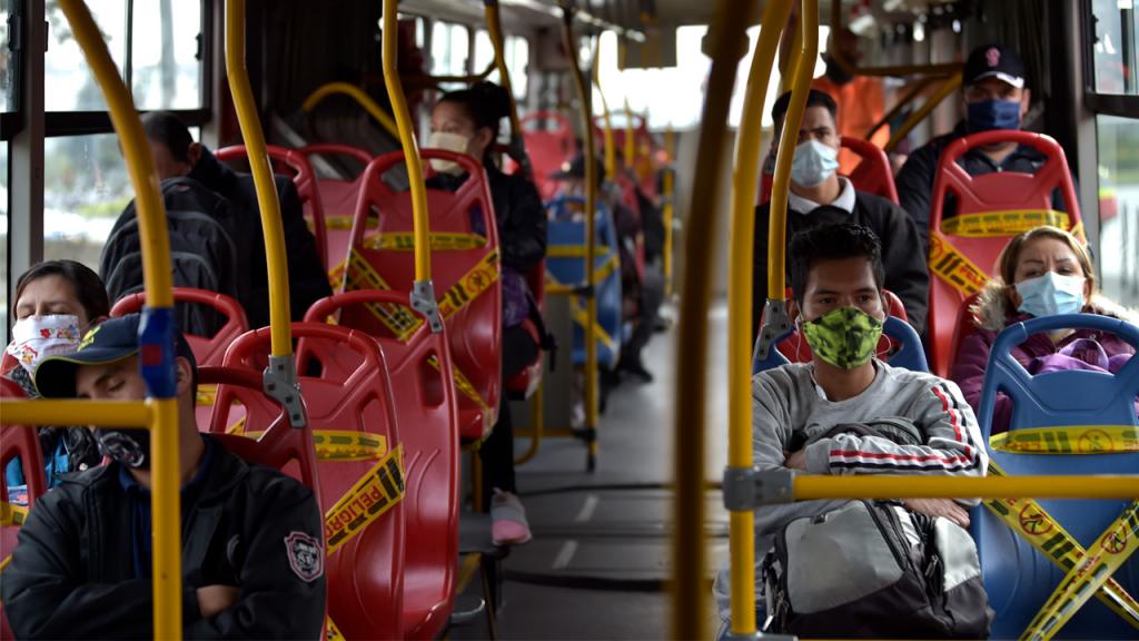 Personas en Transmilenio, tomando medidas de prevención frente al COVID