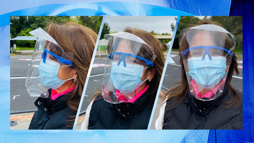 Mujer con Casco de Vida o máscara facial cerrada transparente