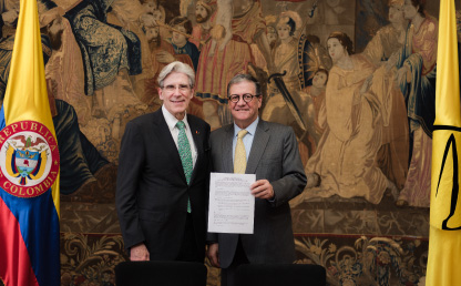 Los rectores de las universidades de Miami y de Los Andes con el convenio firmado en la mano