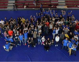 Imagen aérea de un grupo de jóvenes 