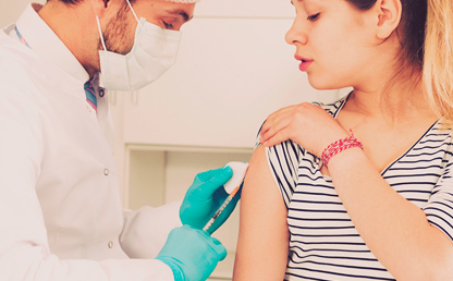 Médico vacuna a una señorita